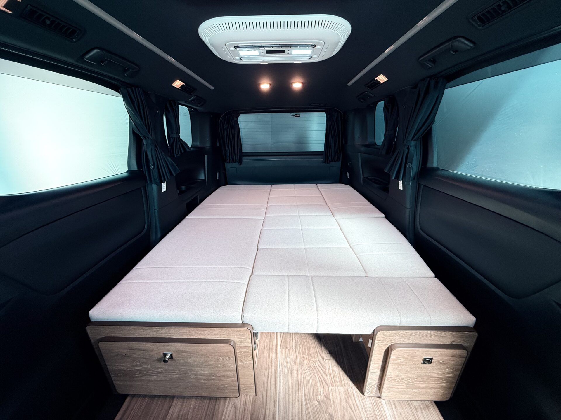 TOYOTA VELLFIRE with Pets持ち込み架装 2名乗車 8ナンバー