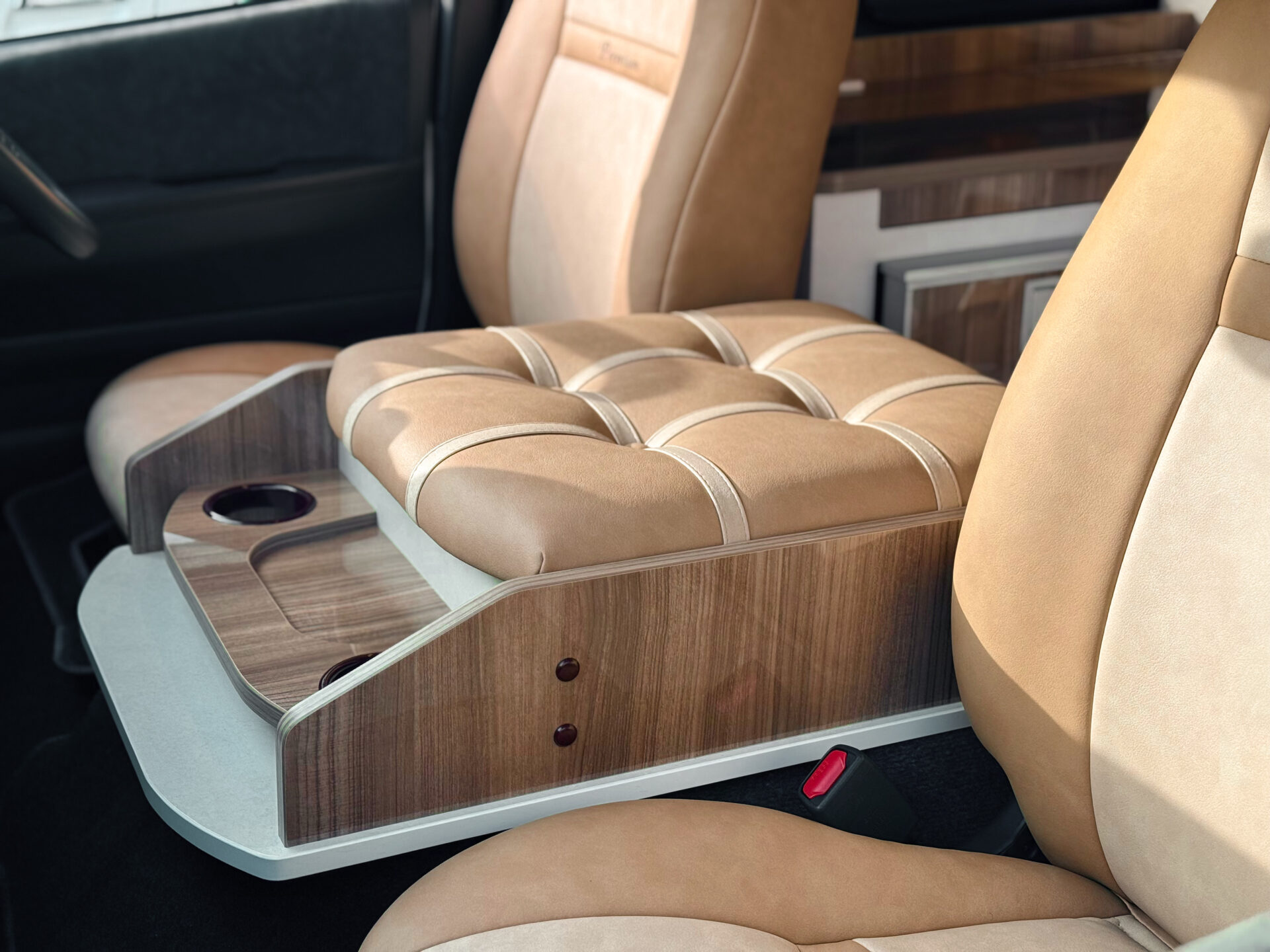 配置が価値になるRELAX WAGON TYPE 1 PREMIUM | キャンピングカーの